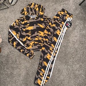 Women’s NWT Large 2 Piece Camo Set
